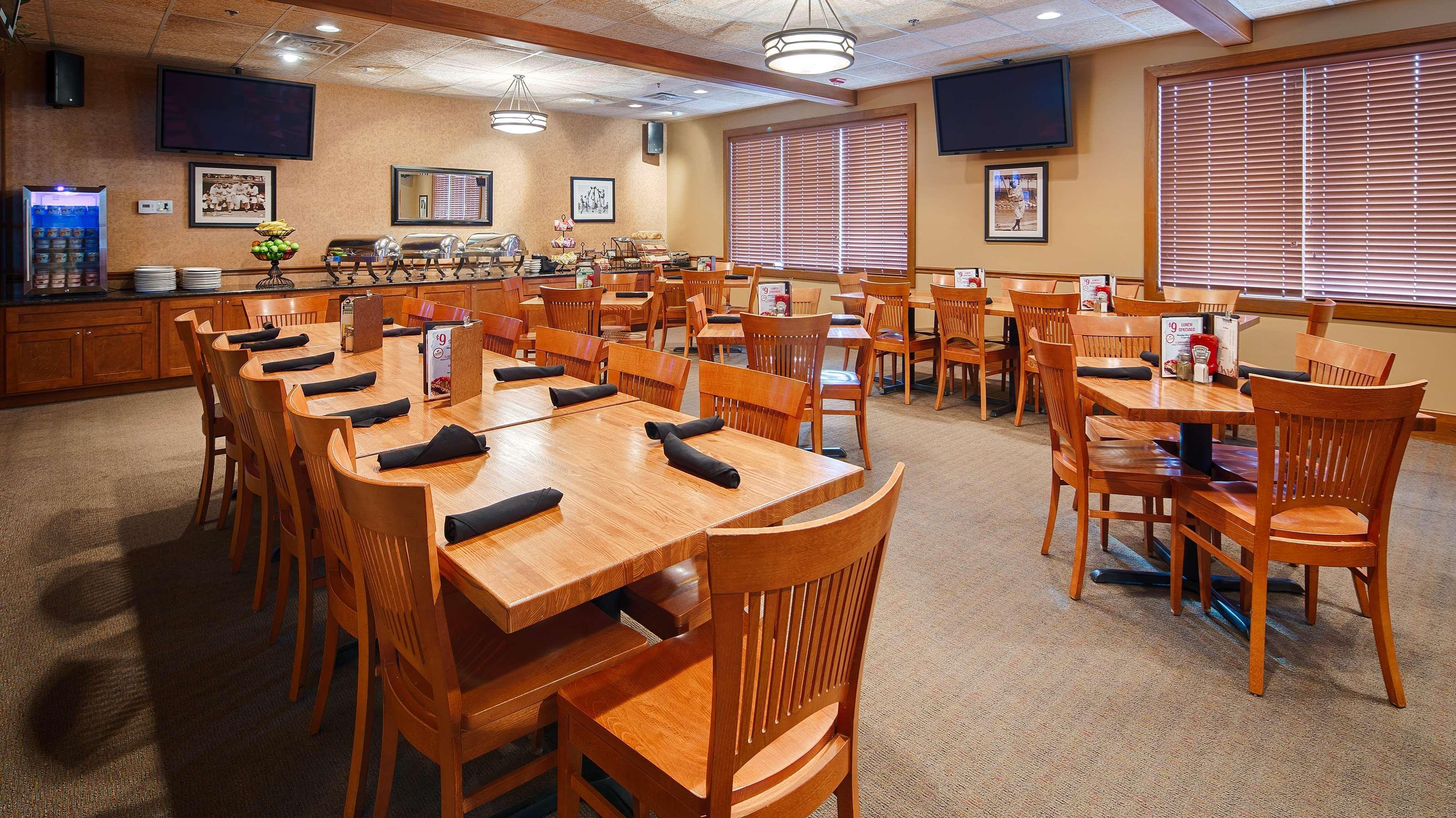 Best Western Plus Dubuque Hotel And Conference Center Bagian luar foto
