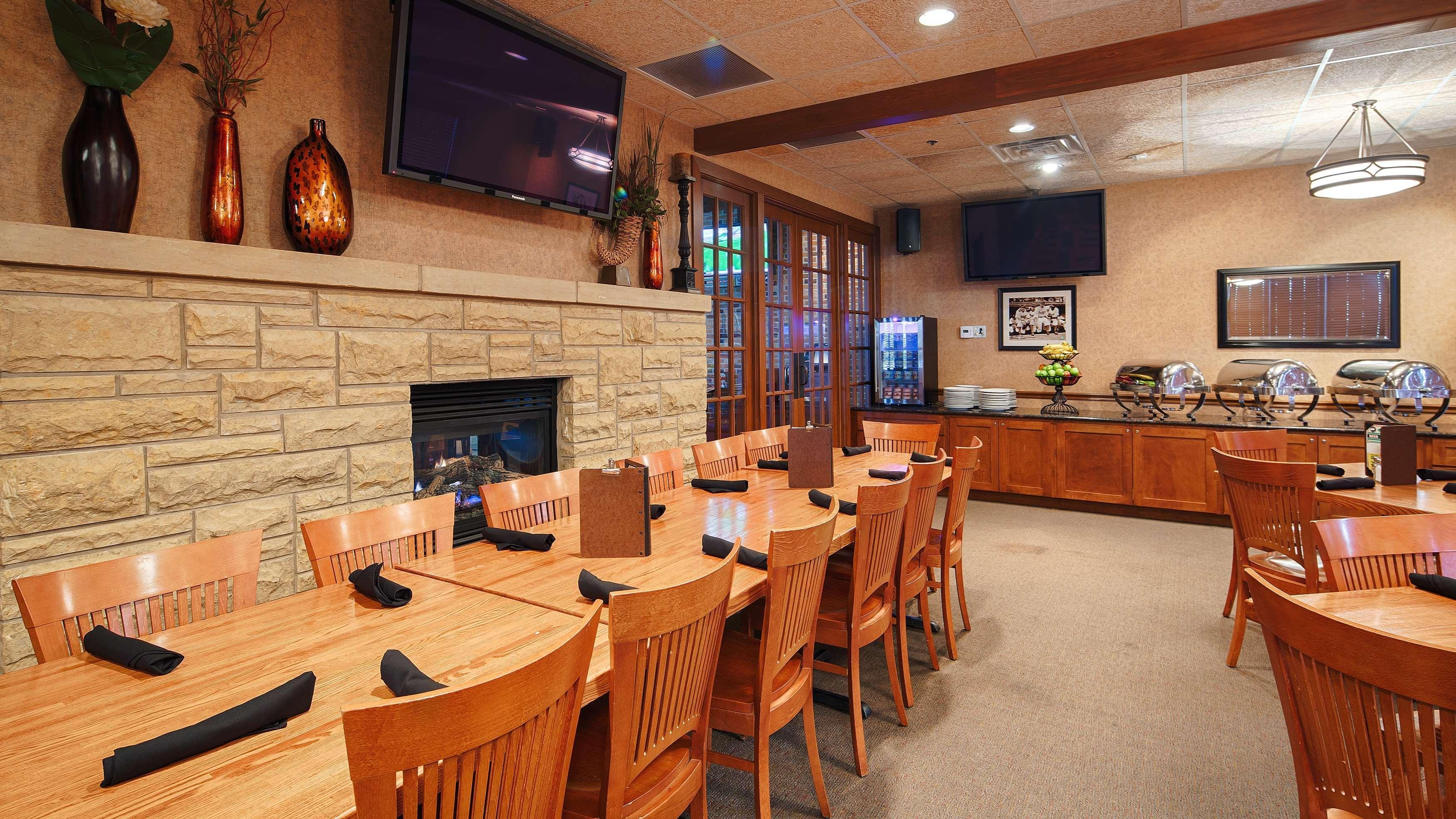 Best Western Plus Dubuque Hotel And Conference Center Bagian luar foto