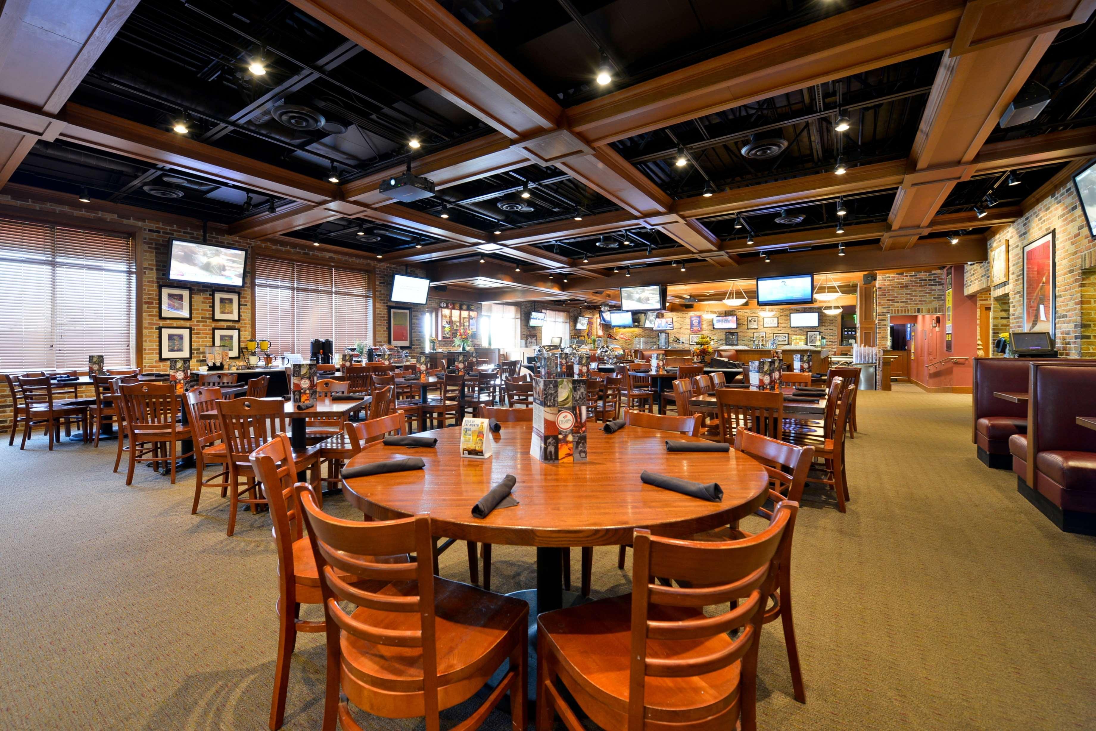 Best Western Plus Dubuque Hotel And Conference Center Bagian luar foto