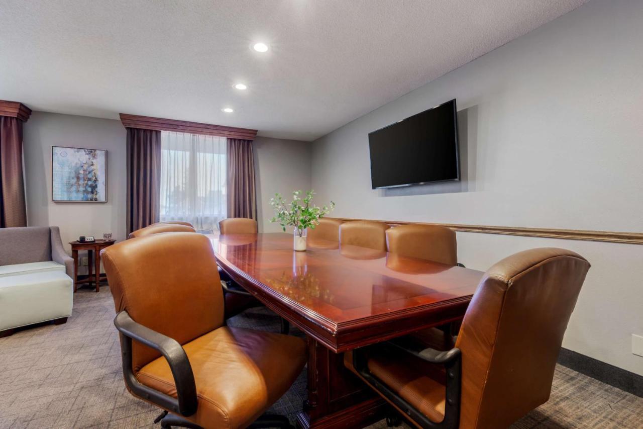 Best Western Plus Dubuque Hotel And Conference Center Bagian luar foto