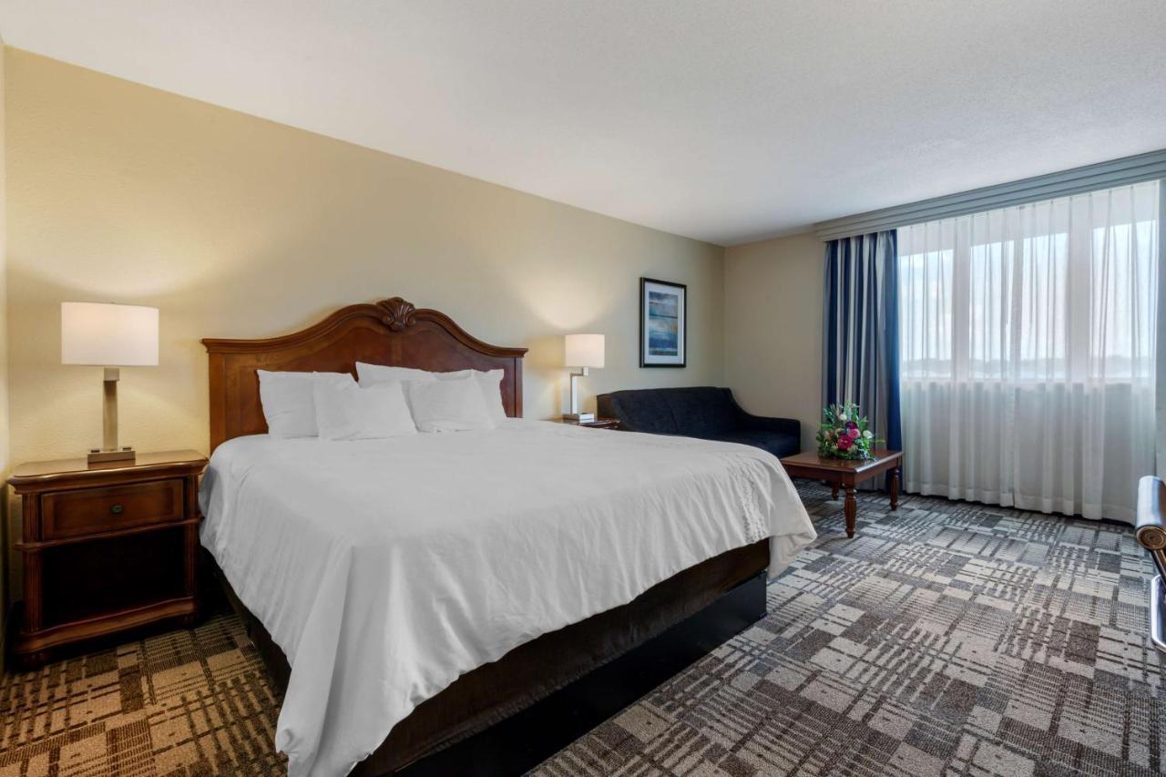 Best Western Plus Dubuque Hotel And Conference Center Bagian luar foto