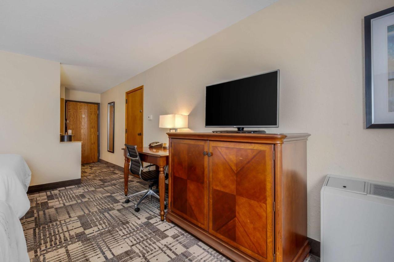 Best Western Plus Dubuque Hotel And Conference Center Bagian luar foto