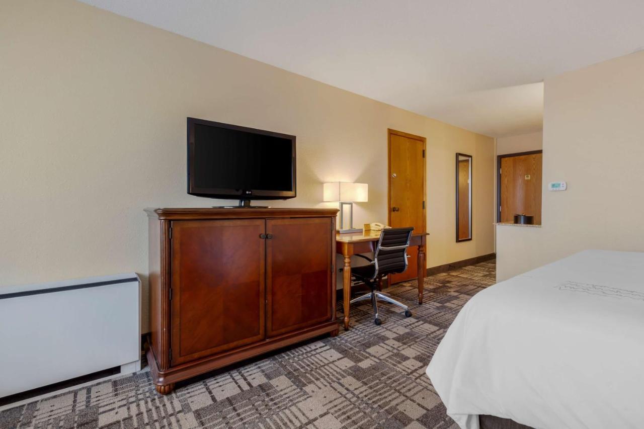 Best Western Plus Dubuque Hotel And Conference Center Bagian luar foto