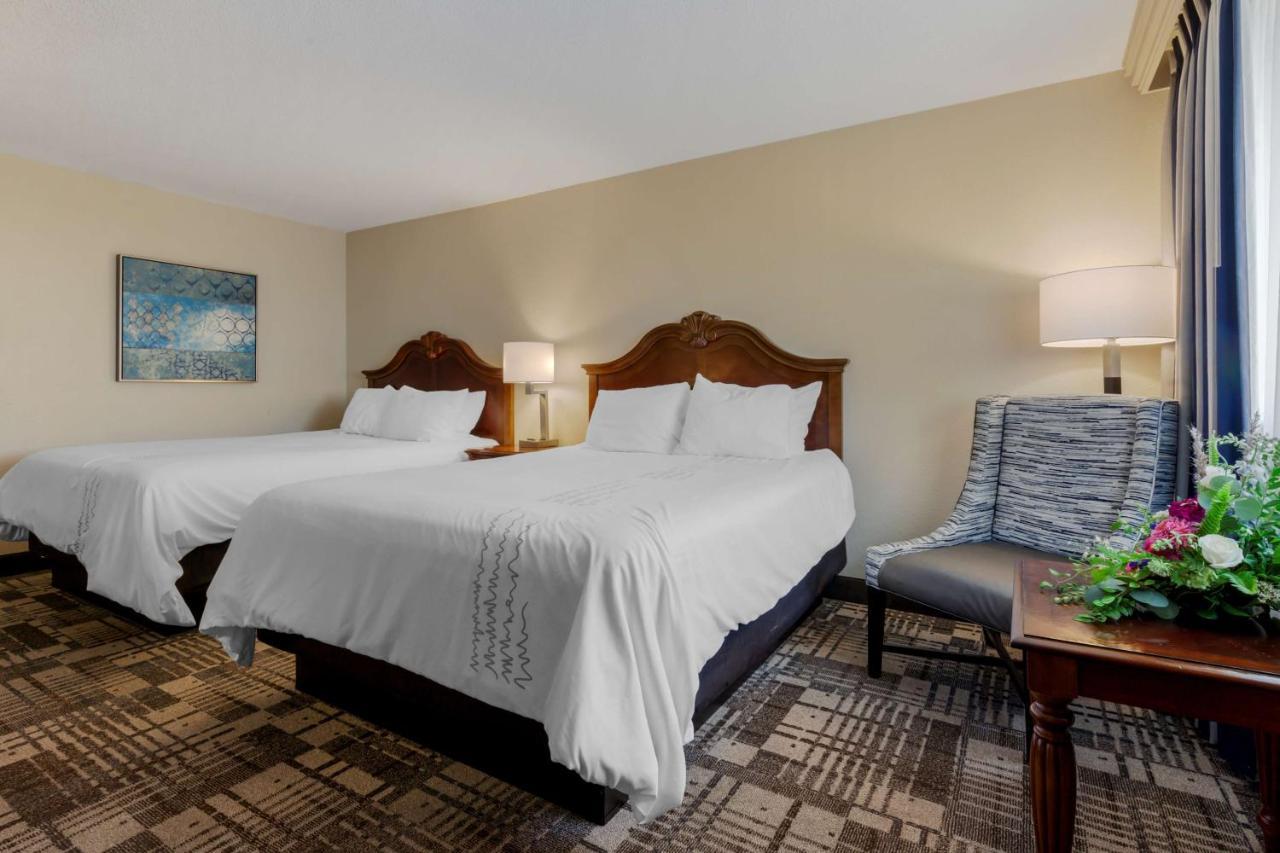 Best Western Plus Dubuque Hotel And Conference Center Bagian luar foto