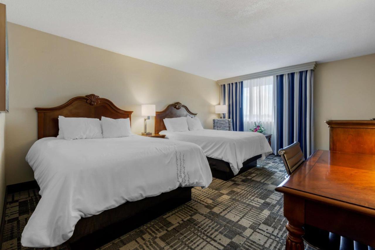 Best Western Plus Dubuque Hotel And Conference Center Bagian luar foto