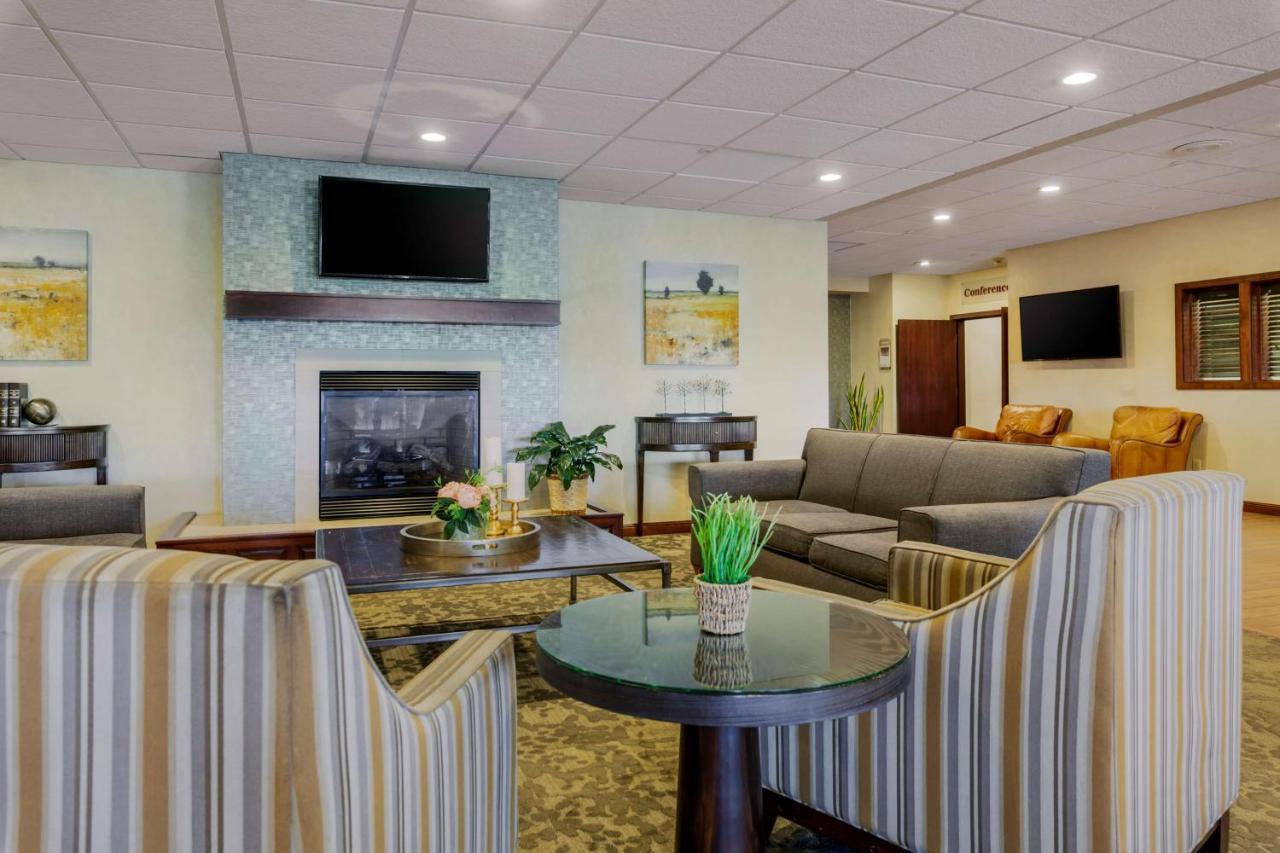 Best Western Plus Dubuque Hotel And Conference Center Bagian luar foto