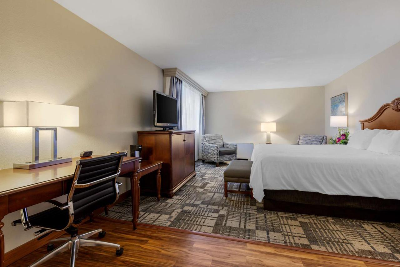 Best Western Plus Dubuque Hotel And Conference Center Bagian luar foto
