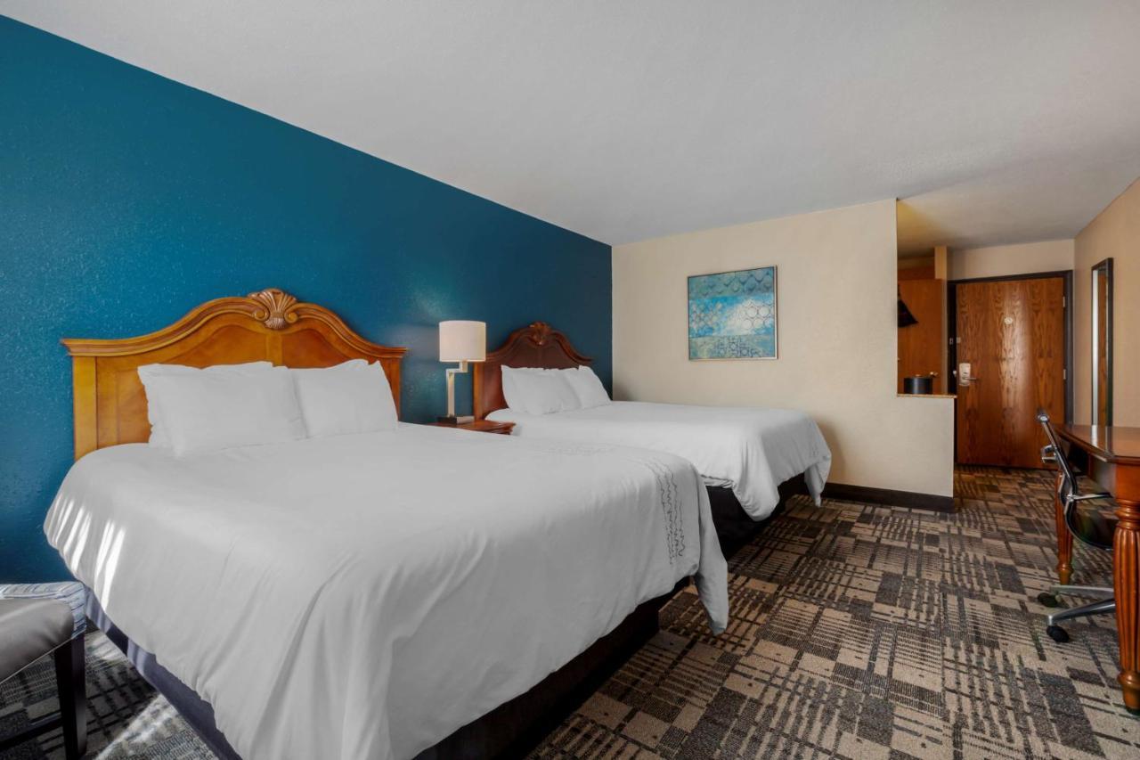 Best Western Plus Dubuque Hotel And Conference Center Bagian luar foto