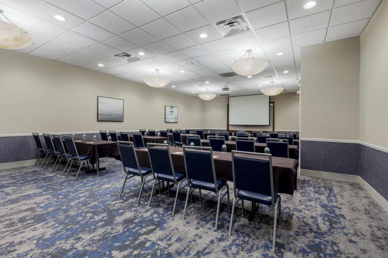 Best Western Plus Dubuque Hotel And Conference Center Bagian luar foto