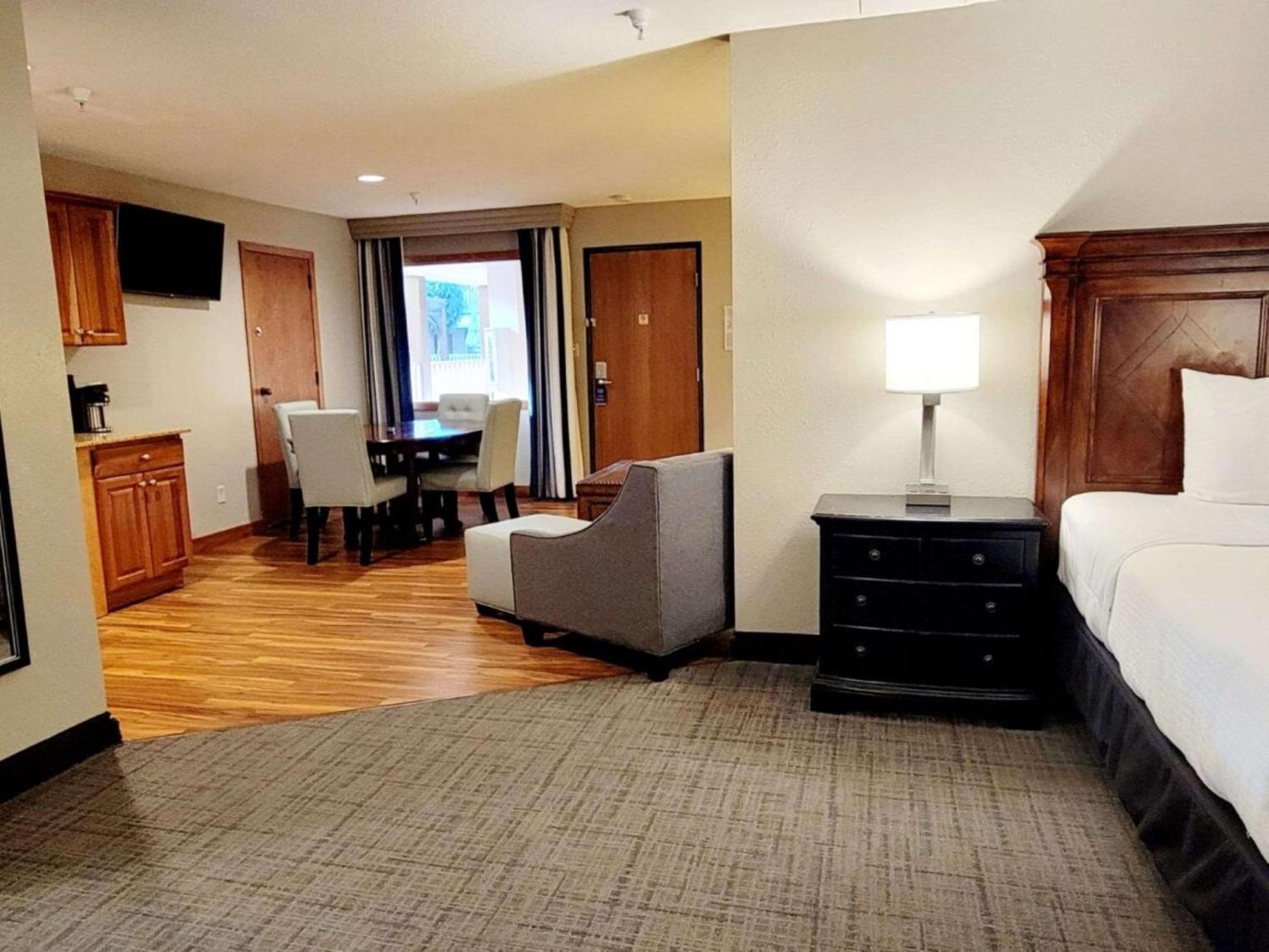 Best Western Plus Dubuque Hotel And Conference Center Bagian luar foto